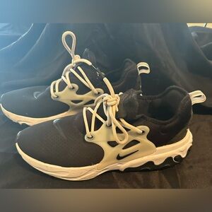 Nike React Presto
Black White